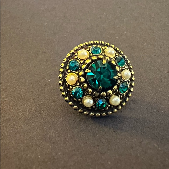 Vintage Signed Cora Screw back rhinestone green and faux pearl earrings - Picture 2 of 3